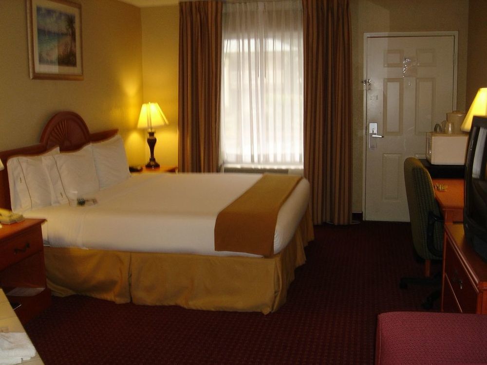 Econo Lodge Inn & Suites Марианна Стая снимка