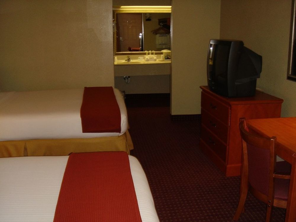 Econo Lodge Inn & Suites Марианна Стая снимка